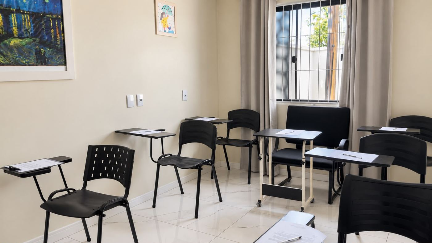Sala de aplicação de testes psicológicos com carteiras individuais