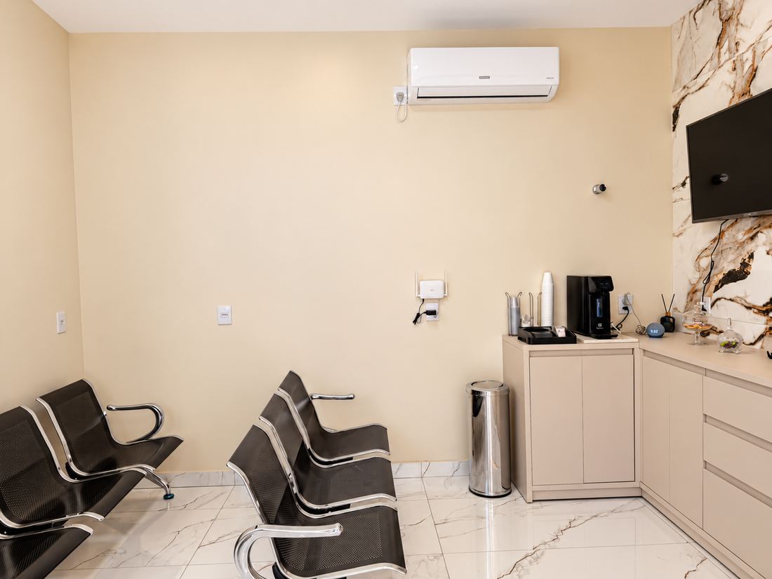 Espaço de café e água na sala de espera