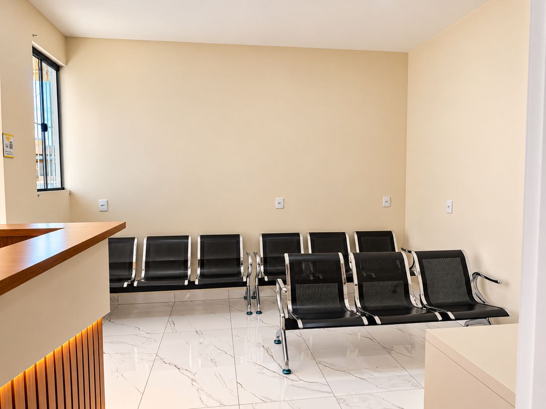 Sala de espera com assentos para pacientes e acompanhantes